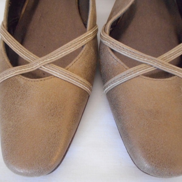 VANELi 7 S narrow 1.5" heel buckle sling back shoe - Picture 2 of 8